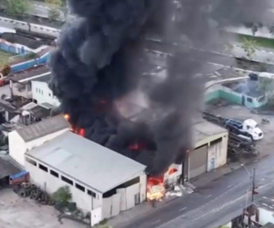 incêndio em oficina no Guarujá