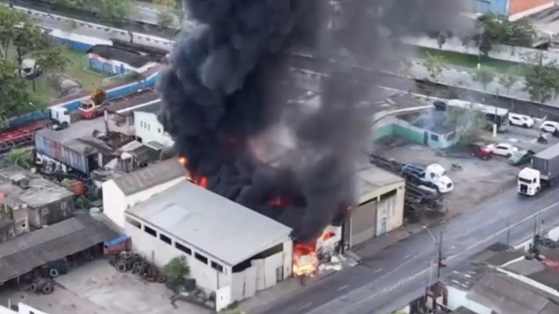 incêndio em oficina no Guarujá