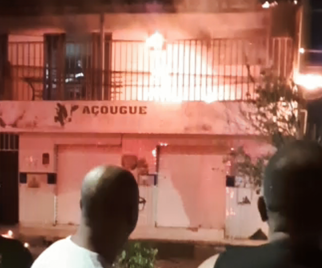 Incêndio provocado por vela acesa deixa três feridos por fumaça em residência no bairro São Jorge, em Uberlândia