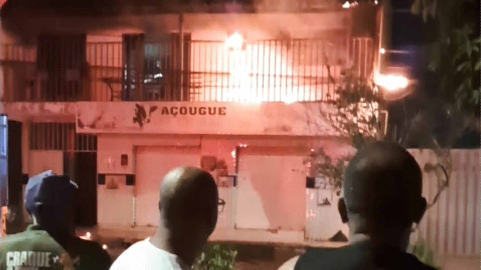 Incêndio provocado por vela acesa deixa três feridos por fumaça em residência no bairro São Jorge, em Uberlândia