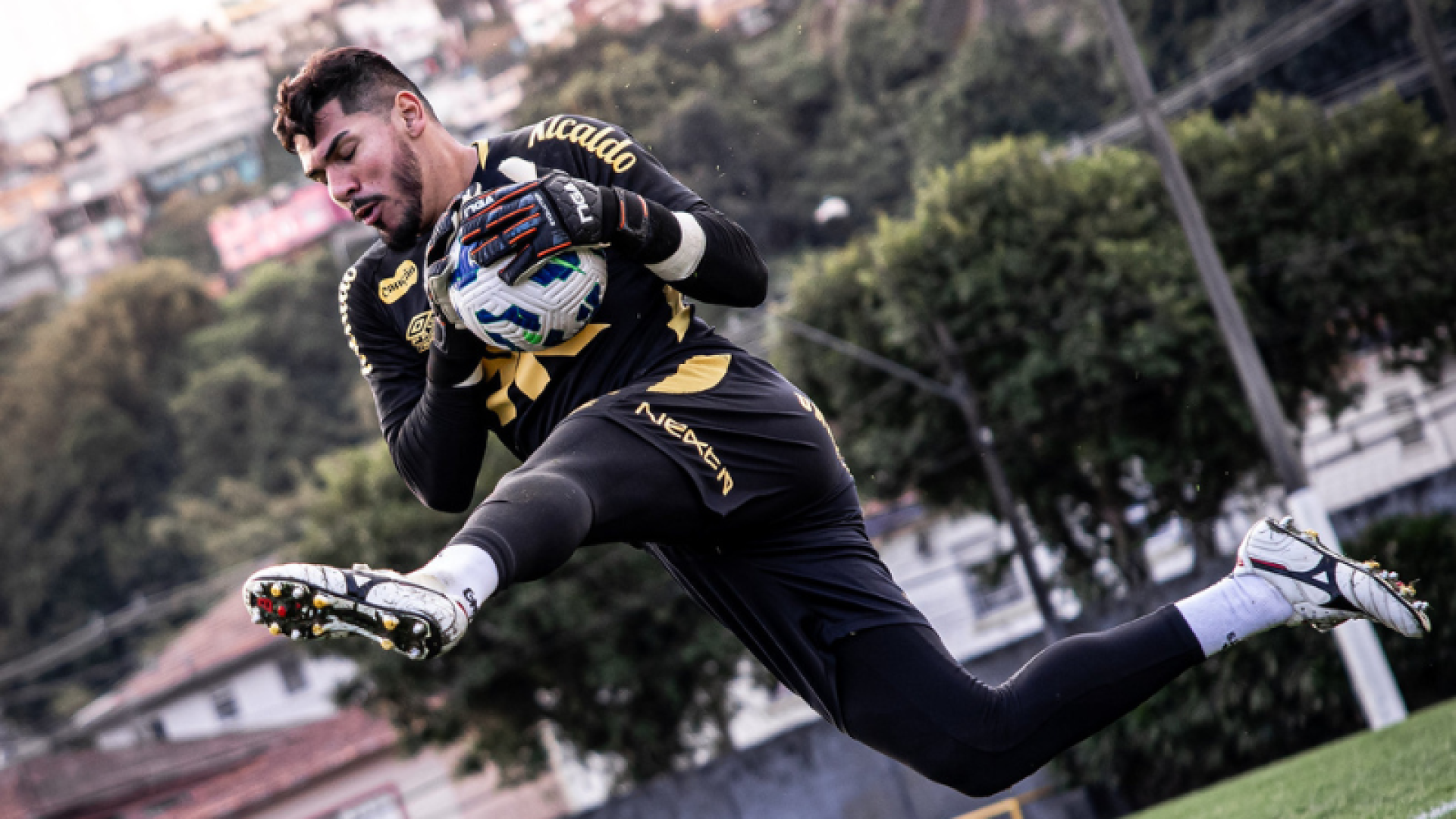 O Bahia acertou a contratação por empréstimo do goleiro João Paulo, de 30 anos, que pertence ao Santos. O vínculo vai até...