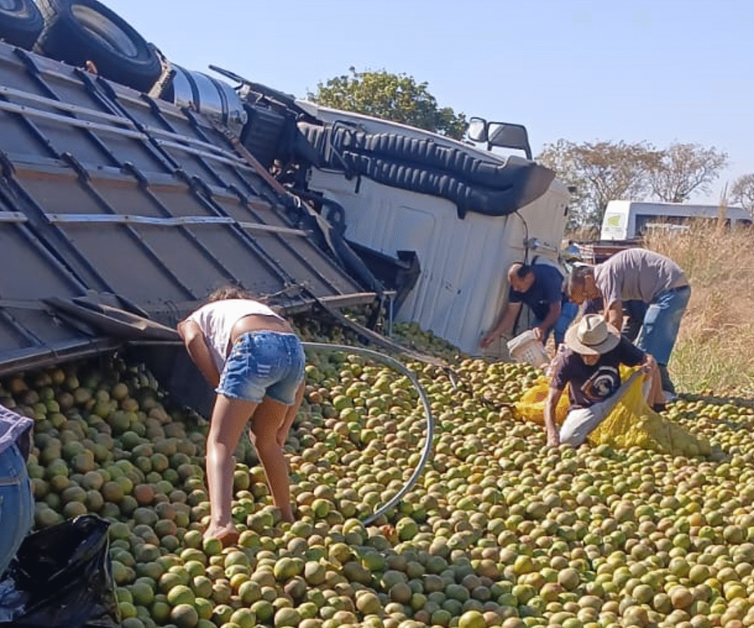 Carreta carregada com laranjas tomba na LMG-798, em Uberaba
