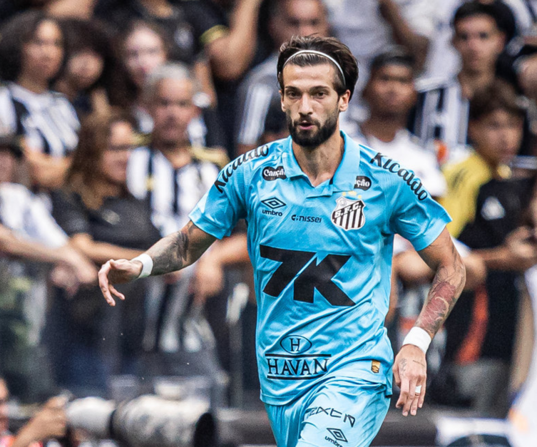 Titular no duelo na Arena MRV, o atacante Lautaro Díaz já teve seus primeiros minutos vestindo a camisa do Santos, demonstrando entrega...