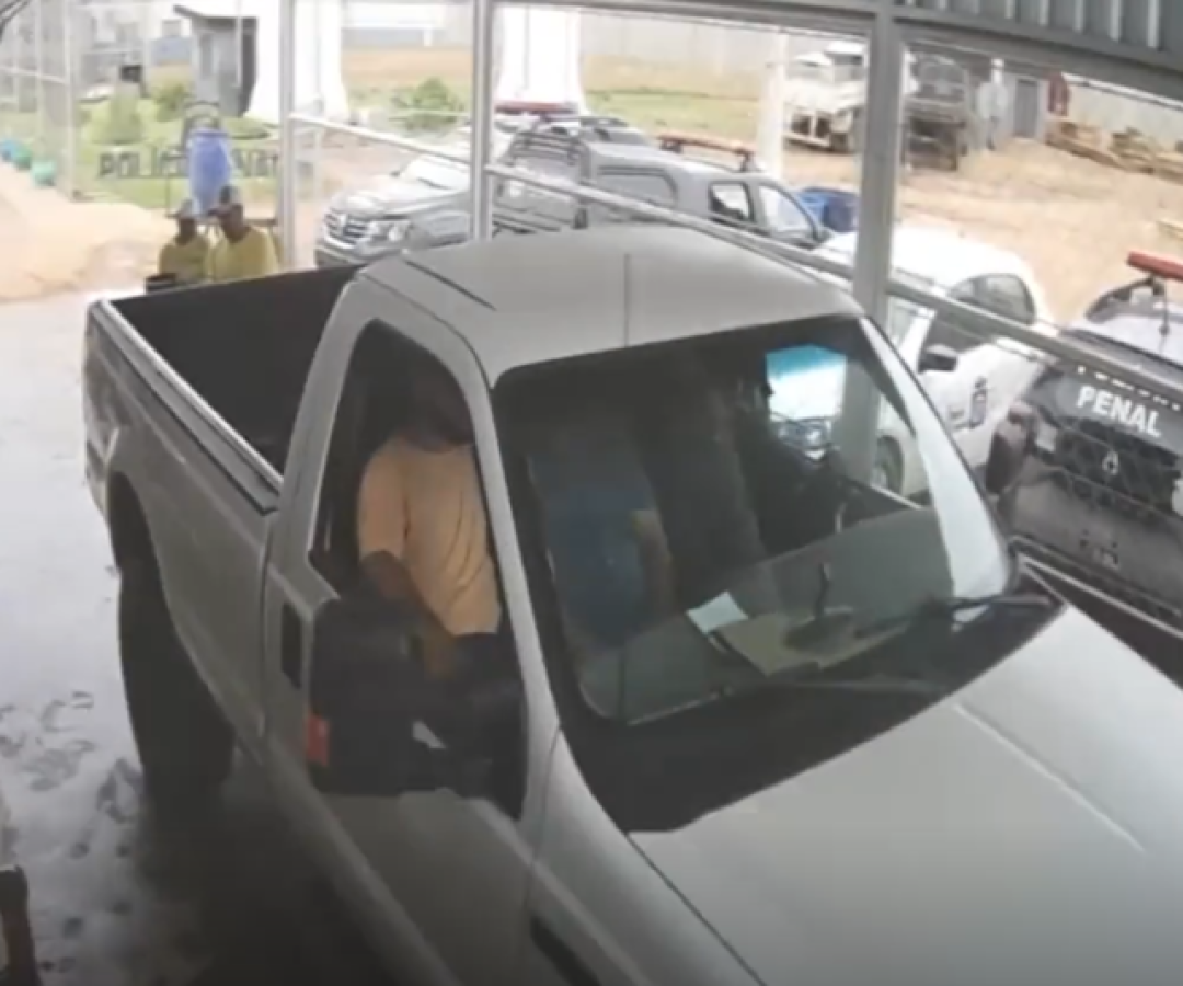 Líder do Comando Vermelho almoça com policiais após fugir da prisão em Mato Grosso