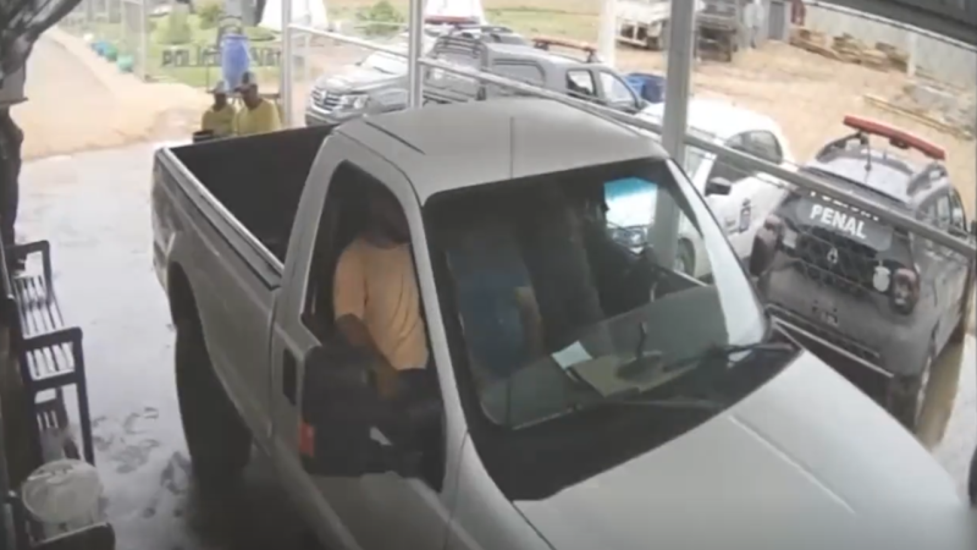 Líder do Comando Vermelho almoça com policiais após fugir da prisão em Mato Grosso