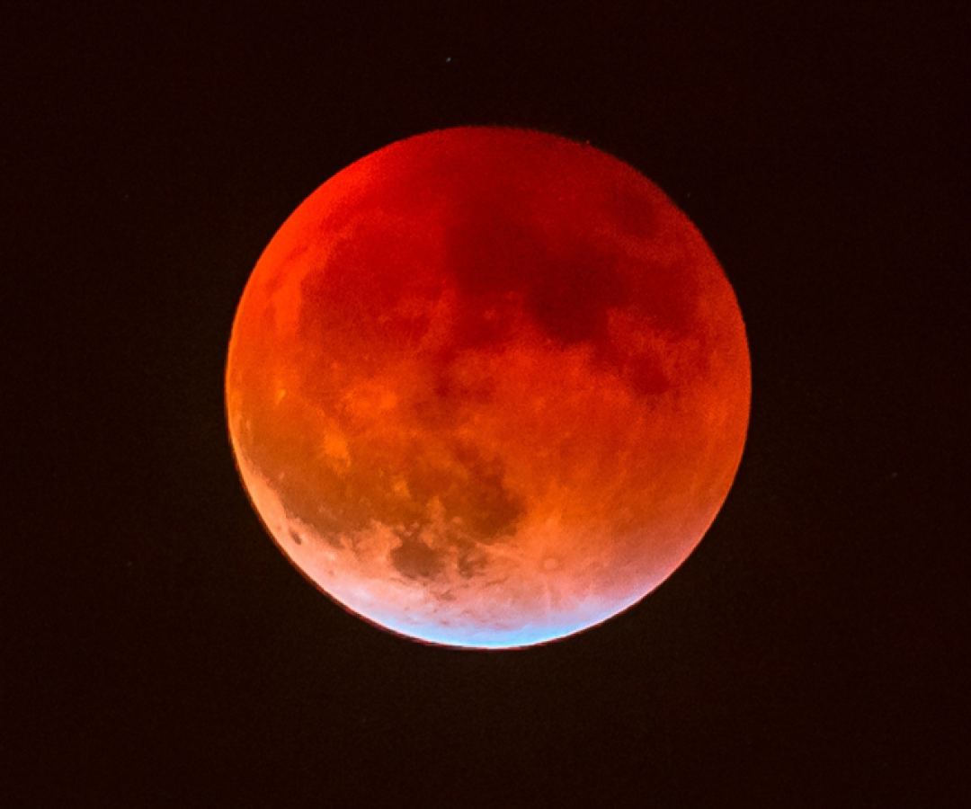 A “Lua de Sangue” recebe esse nome porque, durante o eclipse, a luz do Sol filtrada pela atmosfera deixa o satélite com tom avermelhado.
