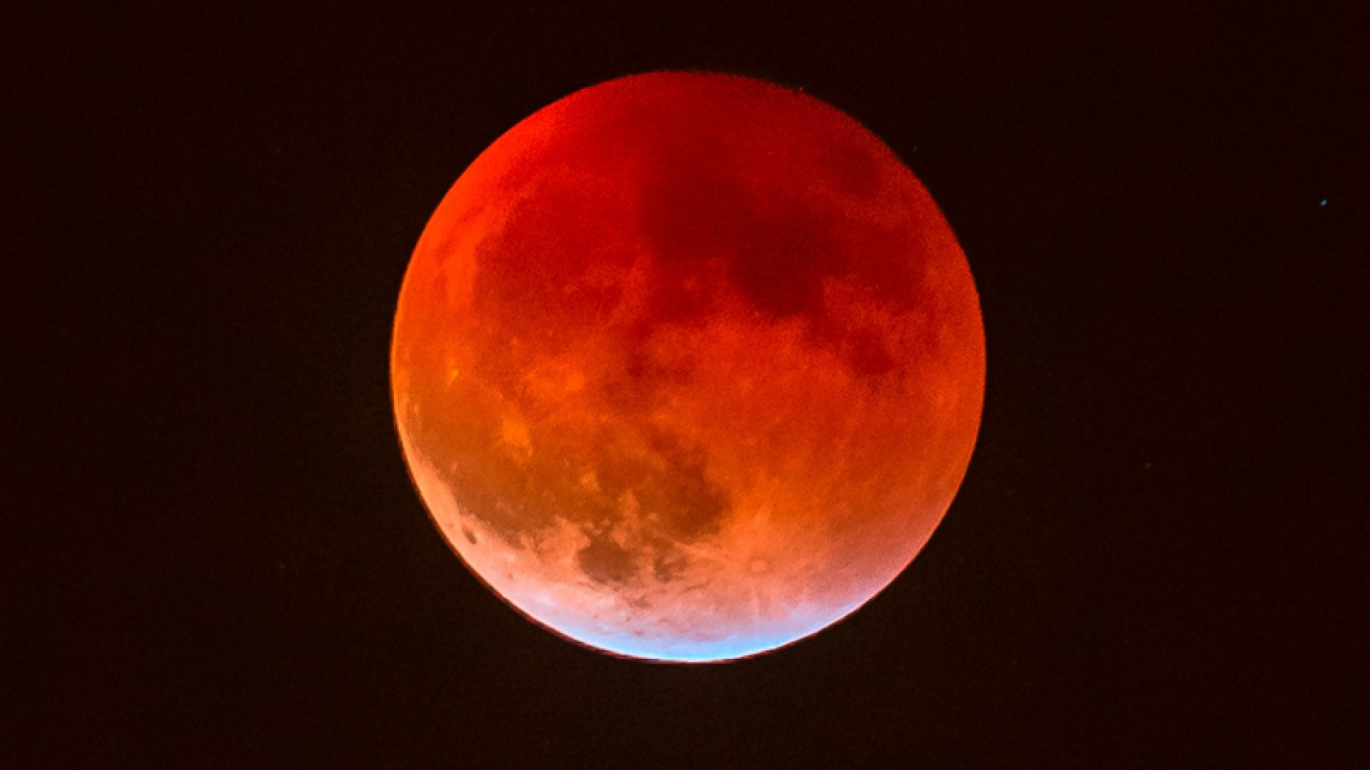 A “Lua de Sangue” recebe esse nome porque, durante o eclipse, a luz do Sol filtrada pela atmosfera deixa o satélite com tom avermelhado.