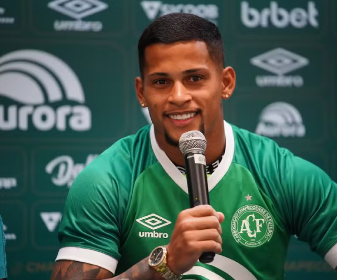 O São Paulo confirmou a contratação do lateral-direito Maílton, destaque da Chapecoense, para a temporada 2025.