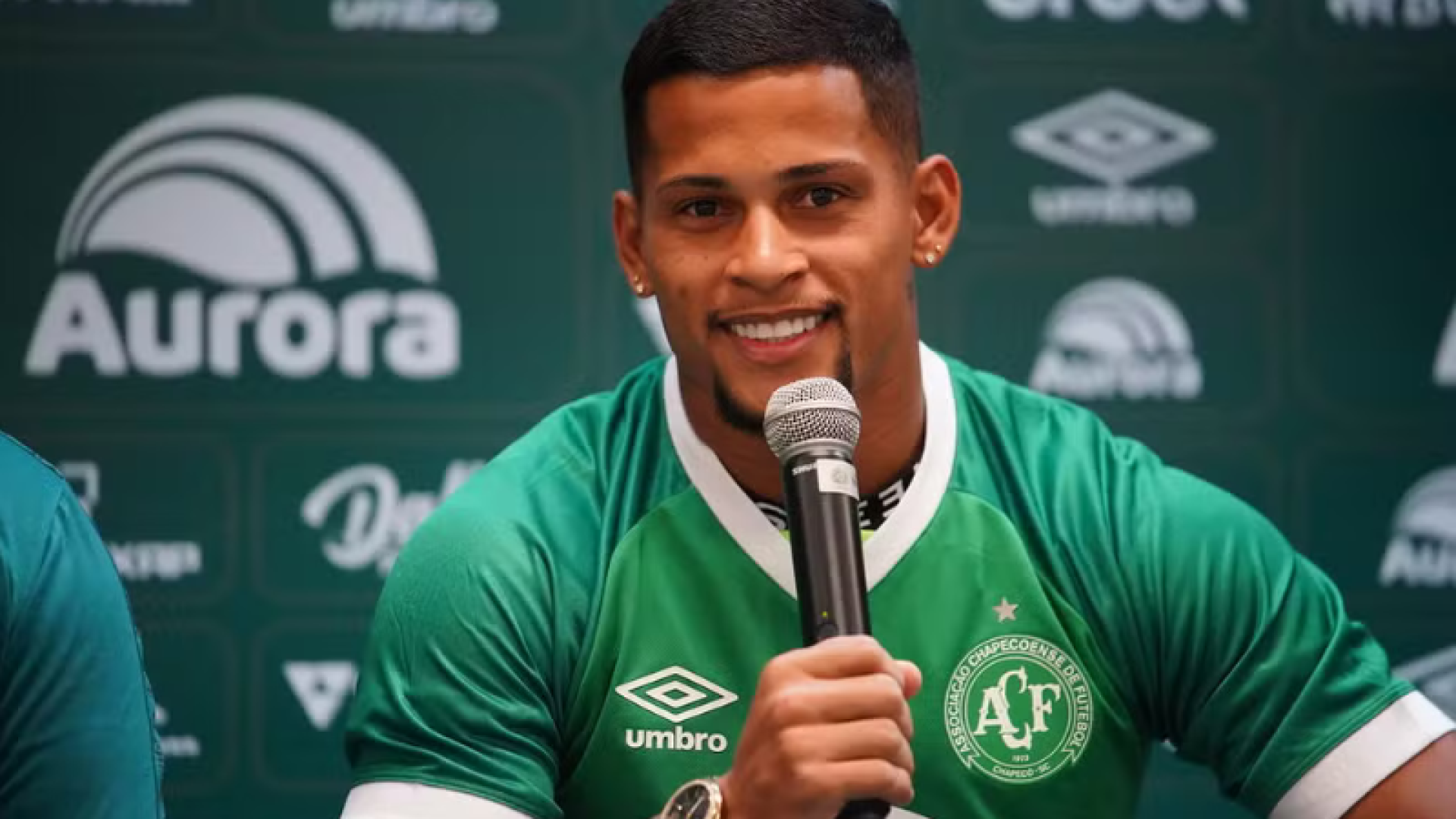 O São Paulo confirmou a contratação do lateral-direito Maílton, destaque da Chapecoense, para a temporada 2025.