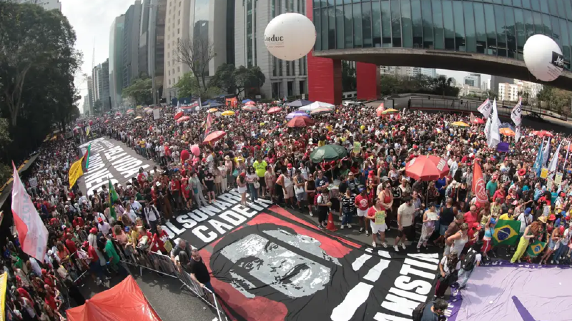 Ato contra a PEC da Blindagem e a anistia aos condenados de 8/1 levou cerca de 42 mil pessoas à Avenida Paulista neste domingo (21).