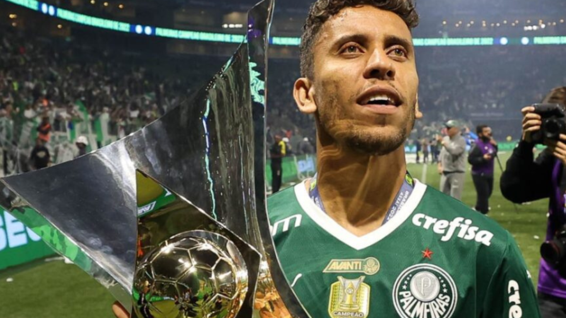 O Palmeiras acertou a saída de Marcos Rocha para o Grêmio. Com contrato até dezembro, o lateral de 36 anos foi liberado imediatamente e...