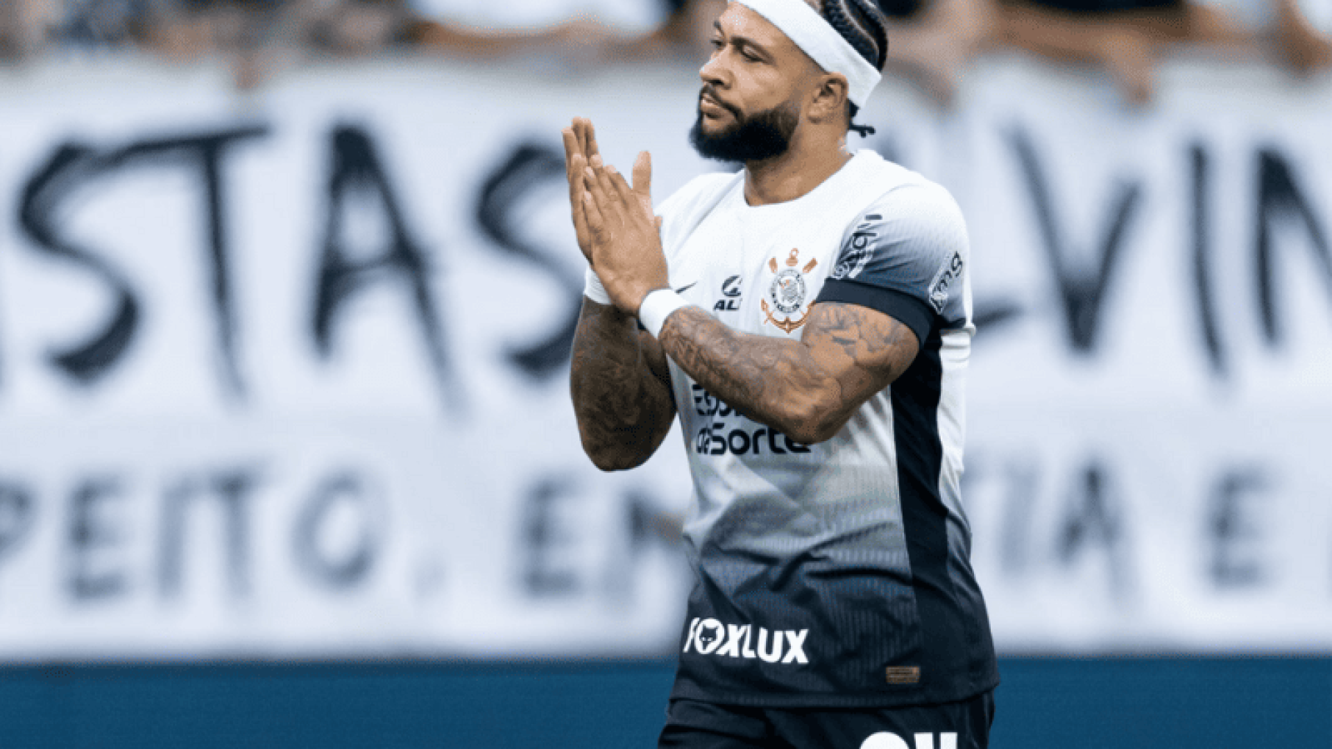 Mesmo sem ter seu gol validado, Memphis Depay teve um bom motivo para celebrar: alcançou a 25ª participação em gols com a camisa do Timão.
