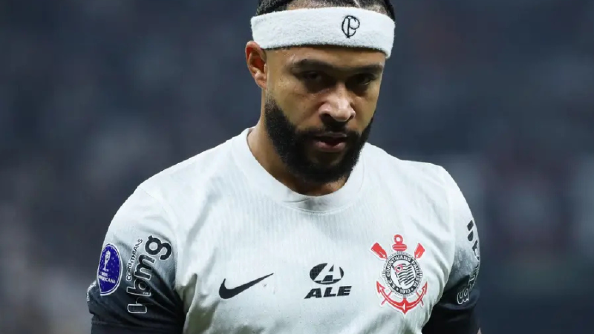 O Corinthians enfrenta dificuldades financeiras e negocia com o estafe de Memphis Depay para prorrogar o pagamento de R$ 11 milhões...
