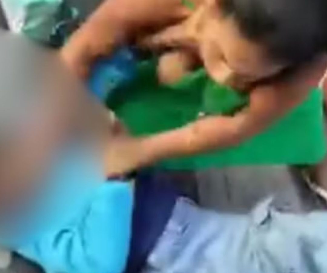 menina agredida na porta de uma escola
