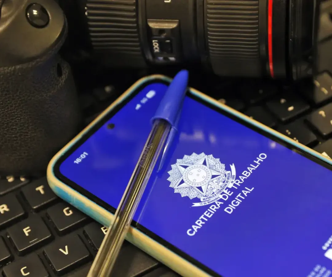 Celular com Carteira de Trabalho Digital. (Foto: Bruno Peres/Agência Brasil)