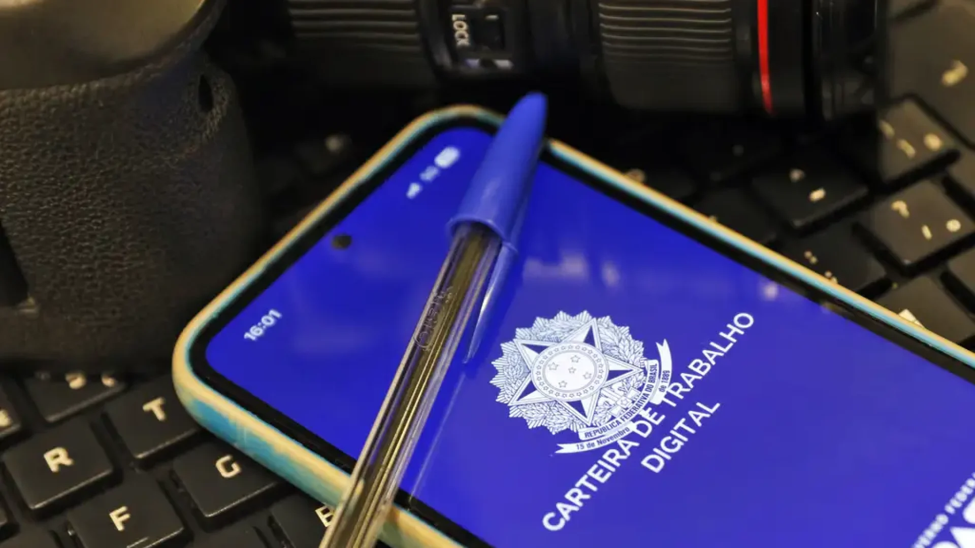 Celular com Carteira de Trabalho Digital. (Foto: Bruno Peres/Agência Brasil)