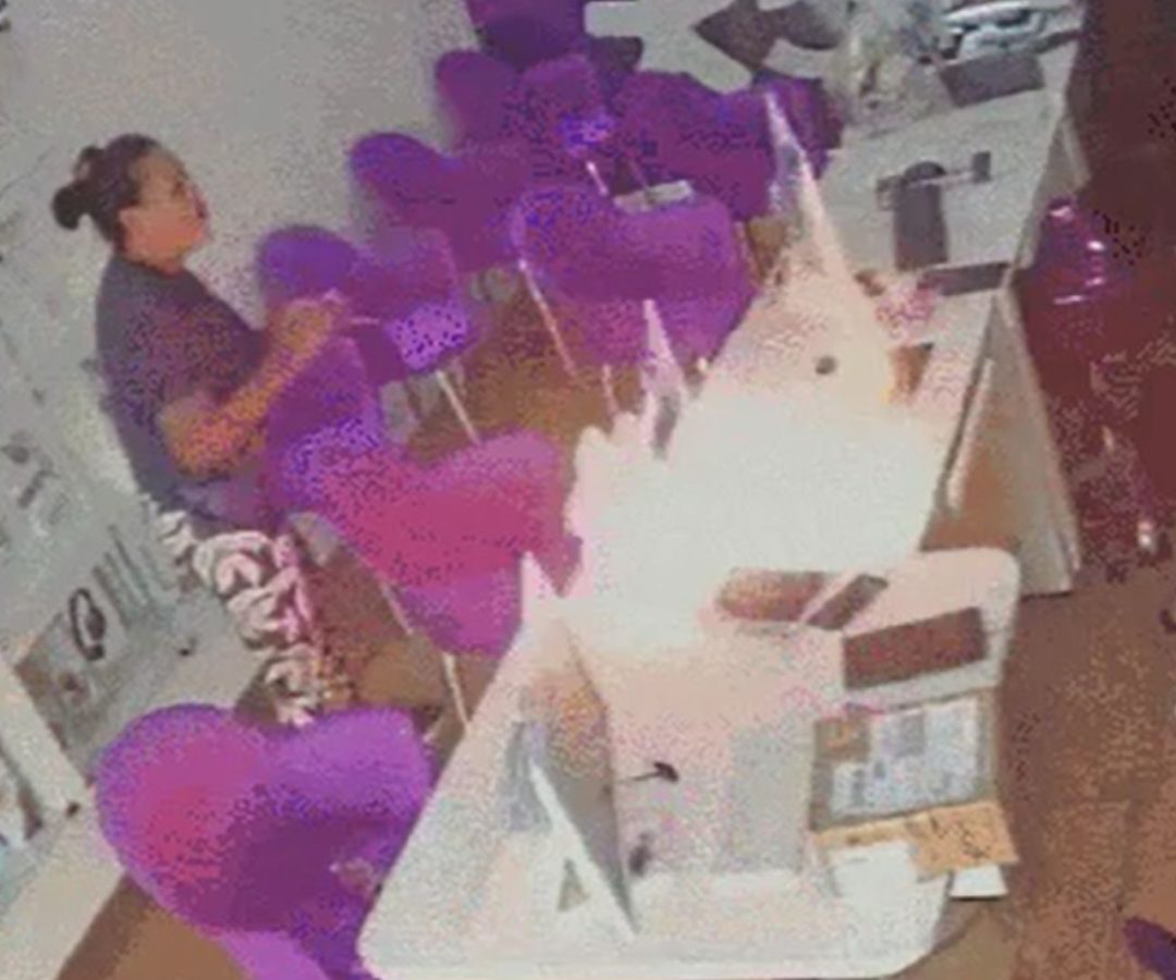 mulher coloca fogo em loja