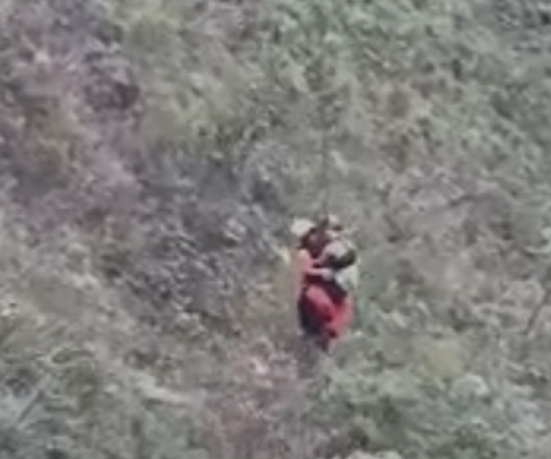 mulher resgatada em penhasco