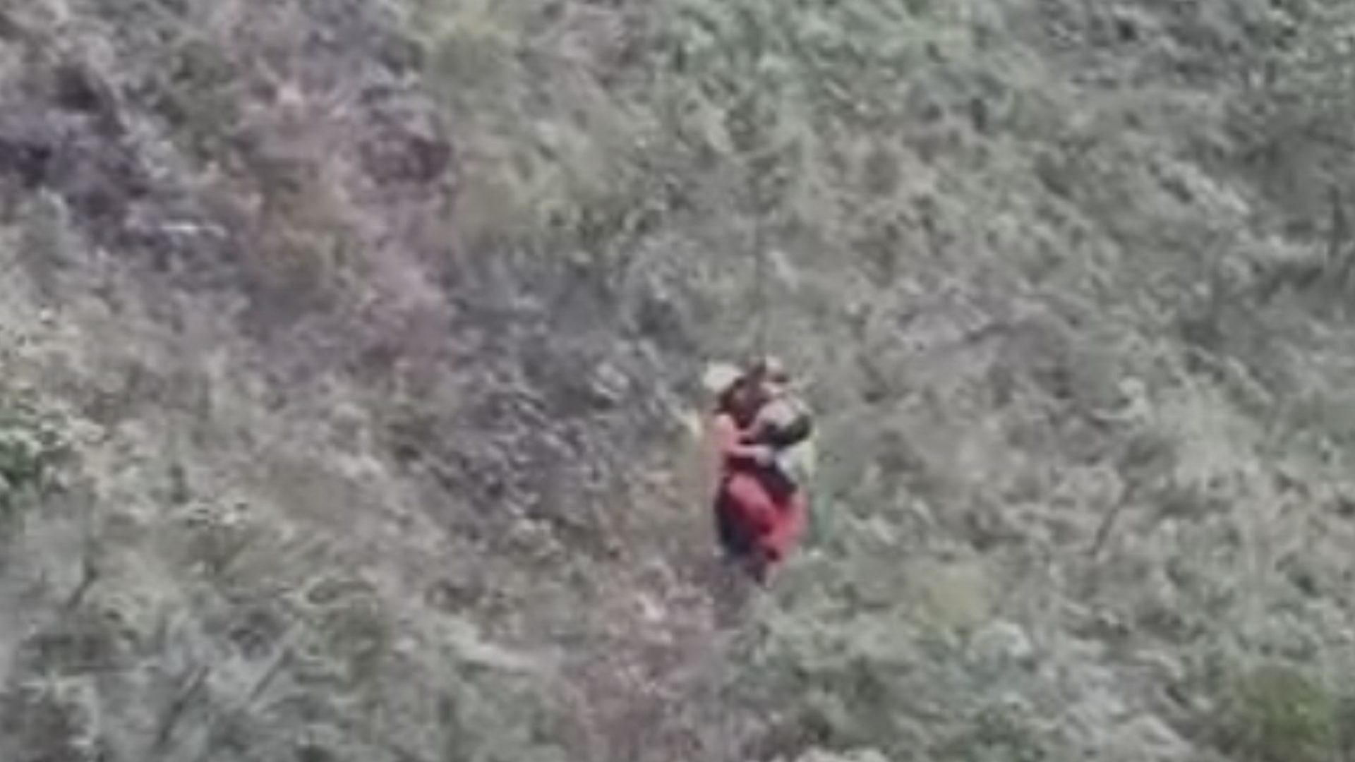 mulher resgatada em penhasco