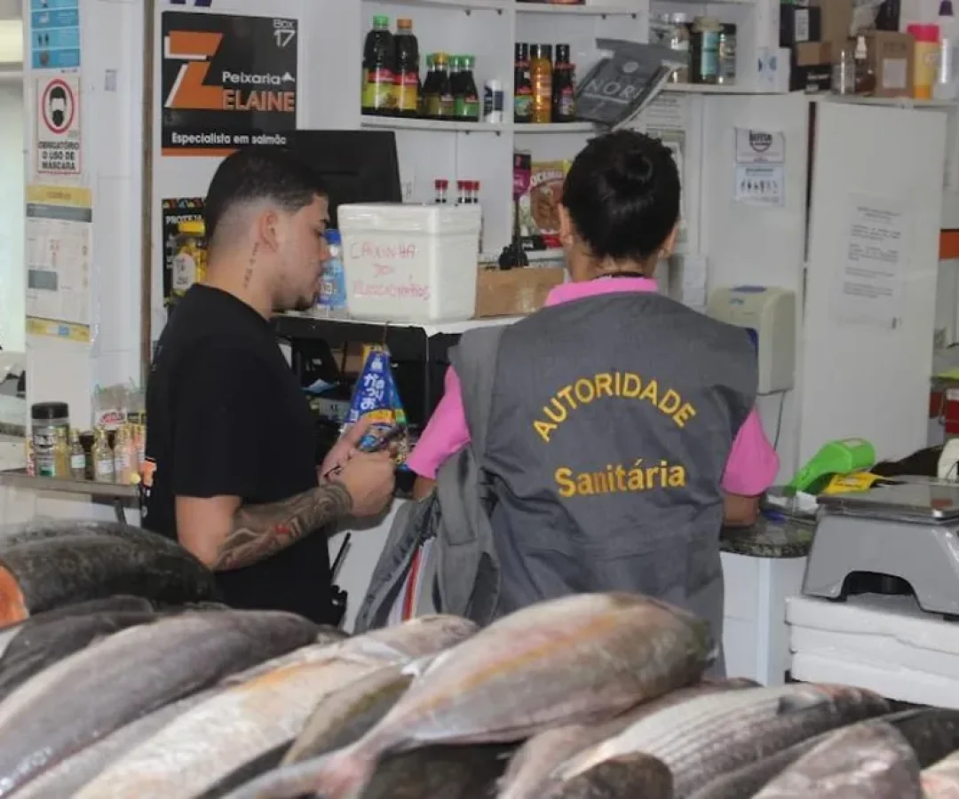 Comerciantes de Santos estão sendo alvo de um golpe envolvendo um homem que se passa por fiscal da Vigilância Sanitária da Prefeitura. Segundo a Secretaria Municipal de Saúde, quatro casos foram relatados nos últimos dias.