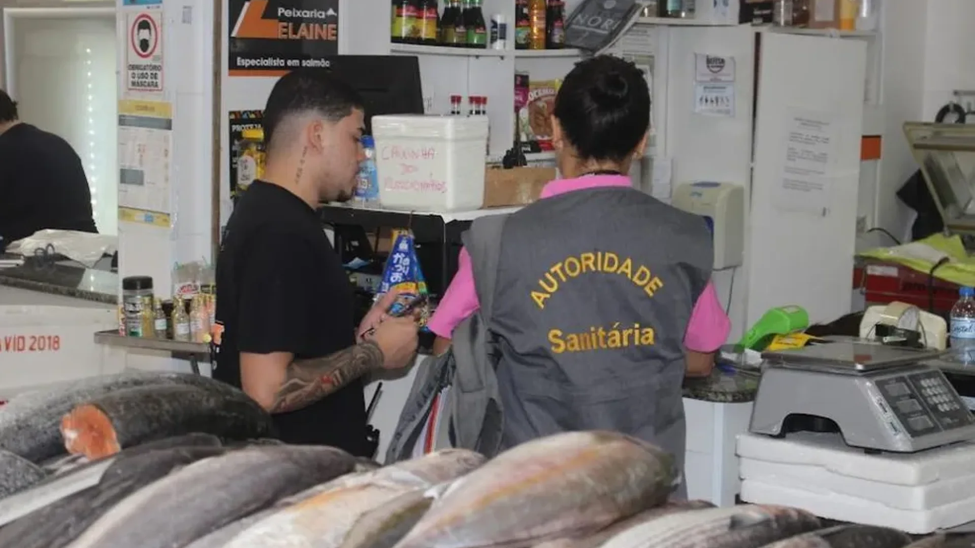 Comerciantes de Santos estão sendo alvo de um golpe envolvendo um homem que se passa por fiscal da Vigilância Sanitária da Prefeitura. Segundo a Secretaria Municipal de Saúde, quatro casos foram relatados nos últimos dias.