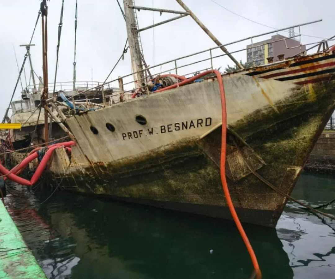 Navio histórico “Professor W. Besnard” volta a flutuar após 94 dias de operação no Porto de Santos