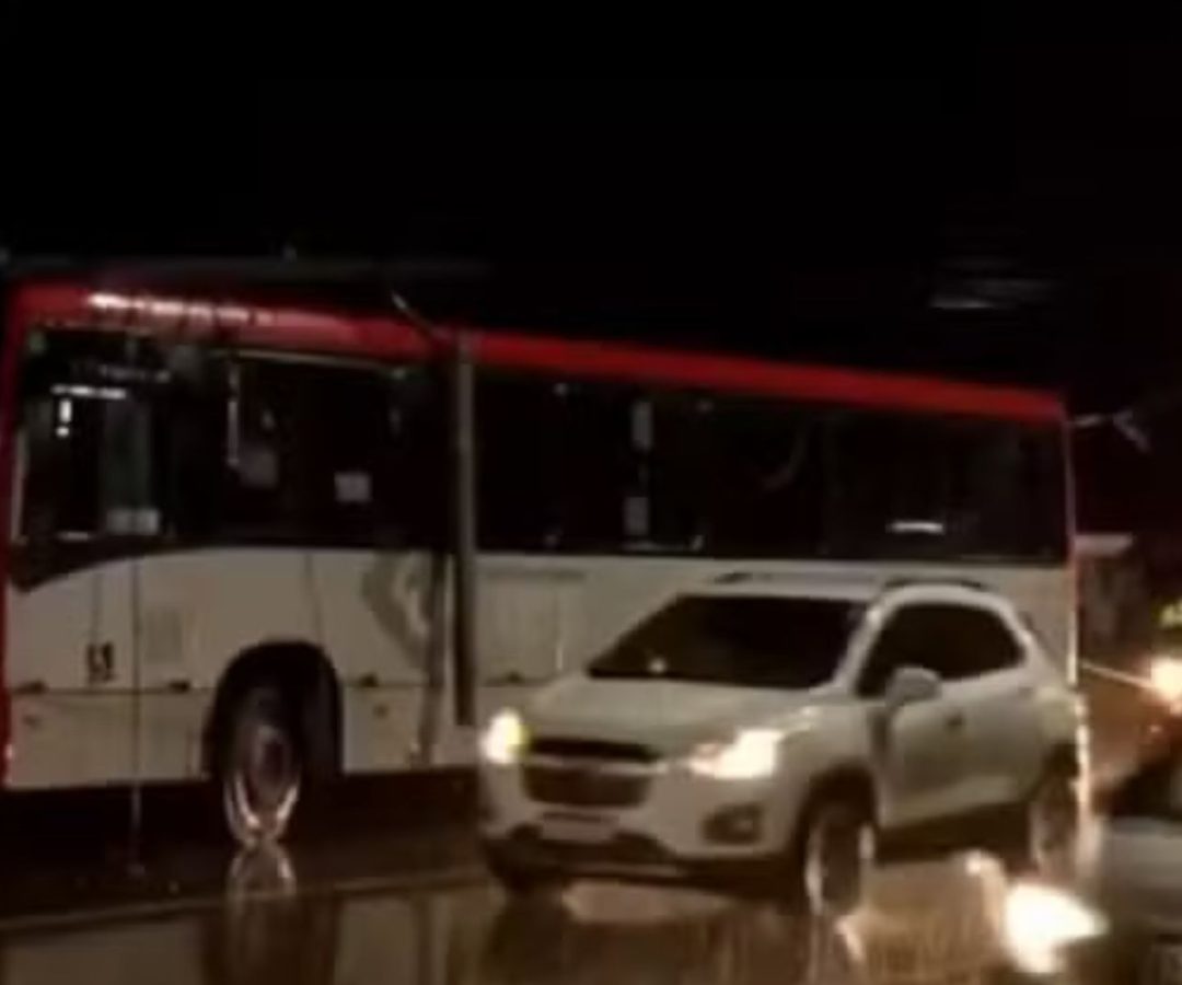 ônibus bate em poste em Juiz de Fora