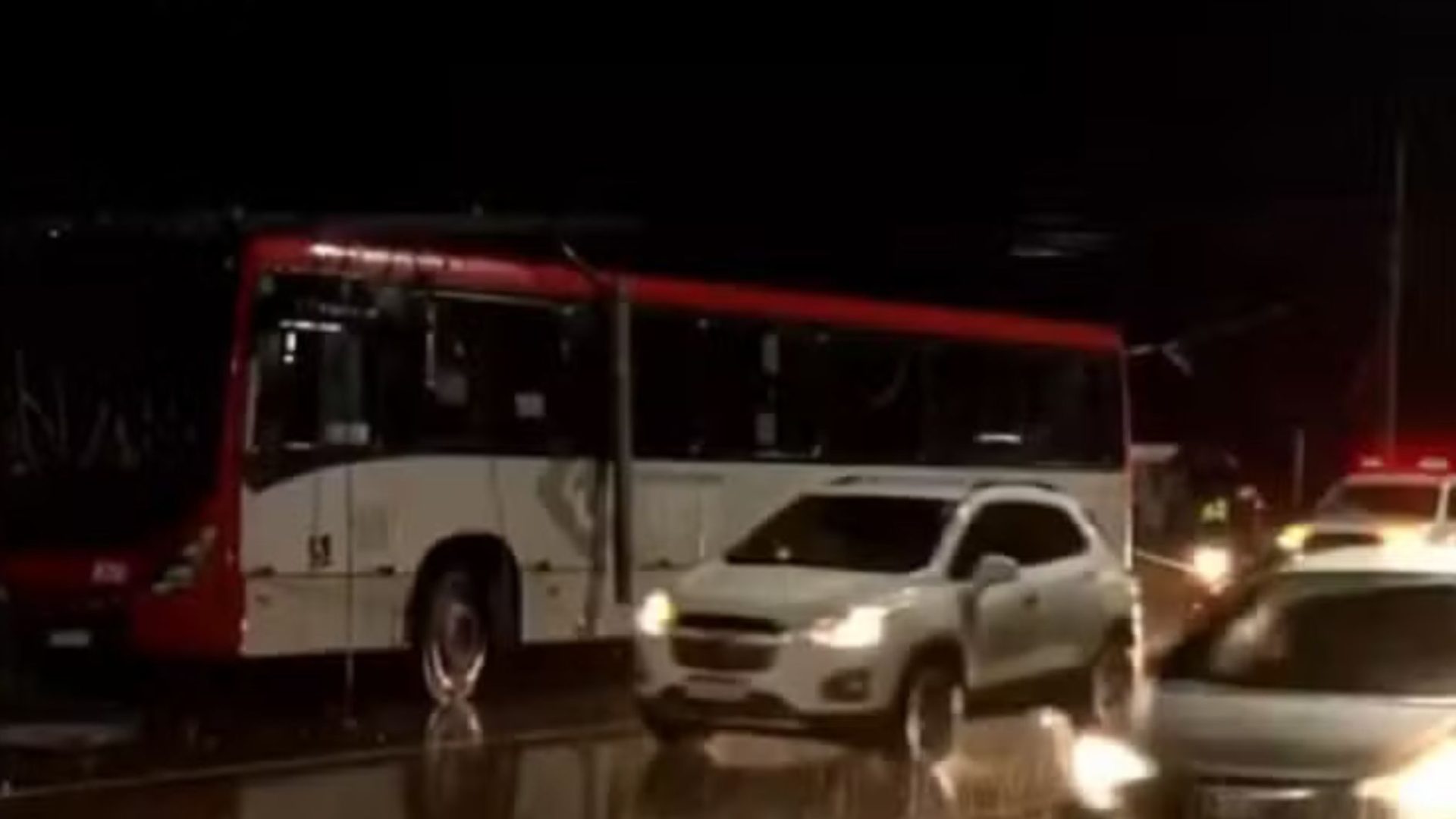 ônibus bate em poste em Juiz de Fora