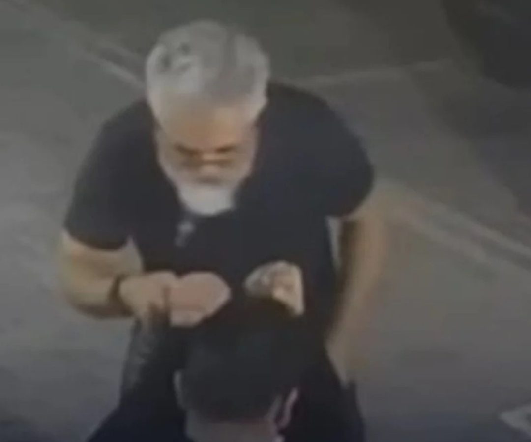 pai é flagrado agredindo filho cadeirante
