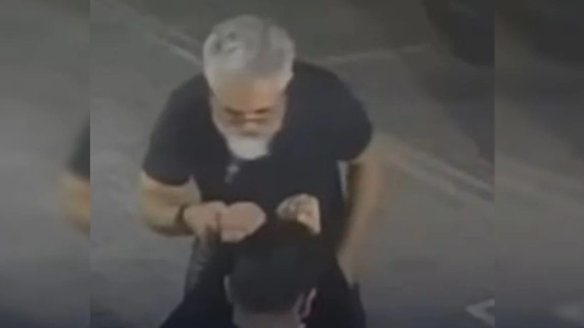 pai é flagrado agredindo filho cadeirante