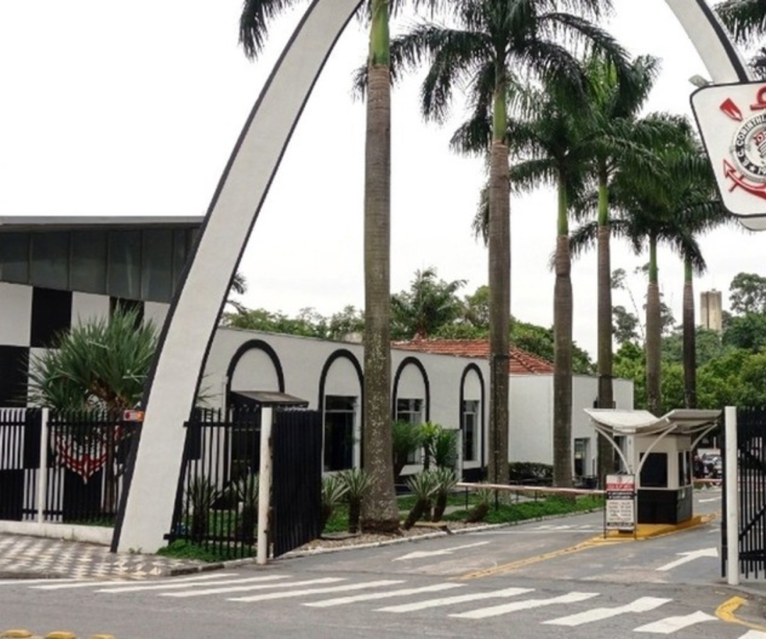 O Ministério Público de São Paulo apura possíveis conexões entre o Corinthians e a facção criminosa PCC. Além do uso de cartões...