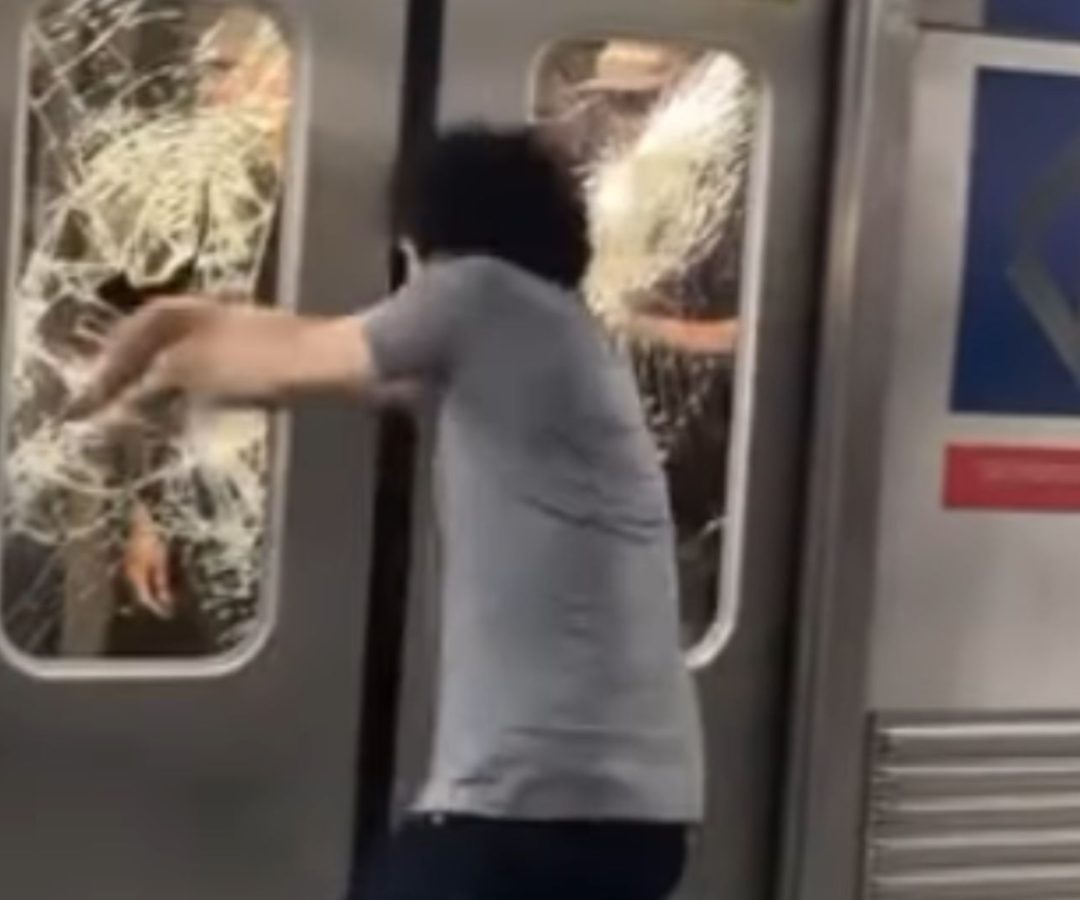 passageiro quebra janela de trem