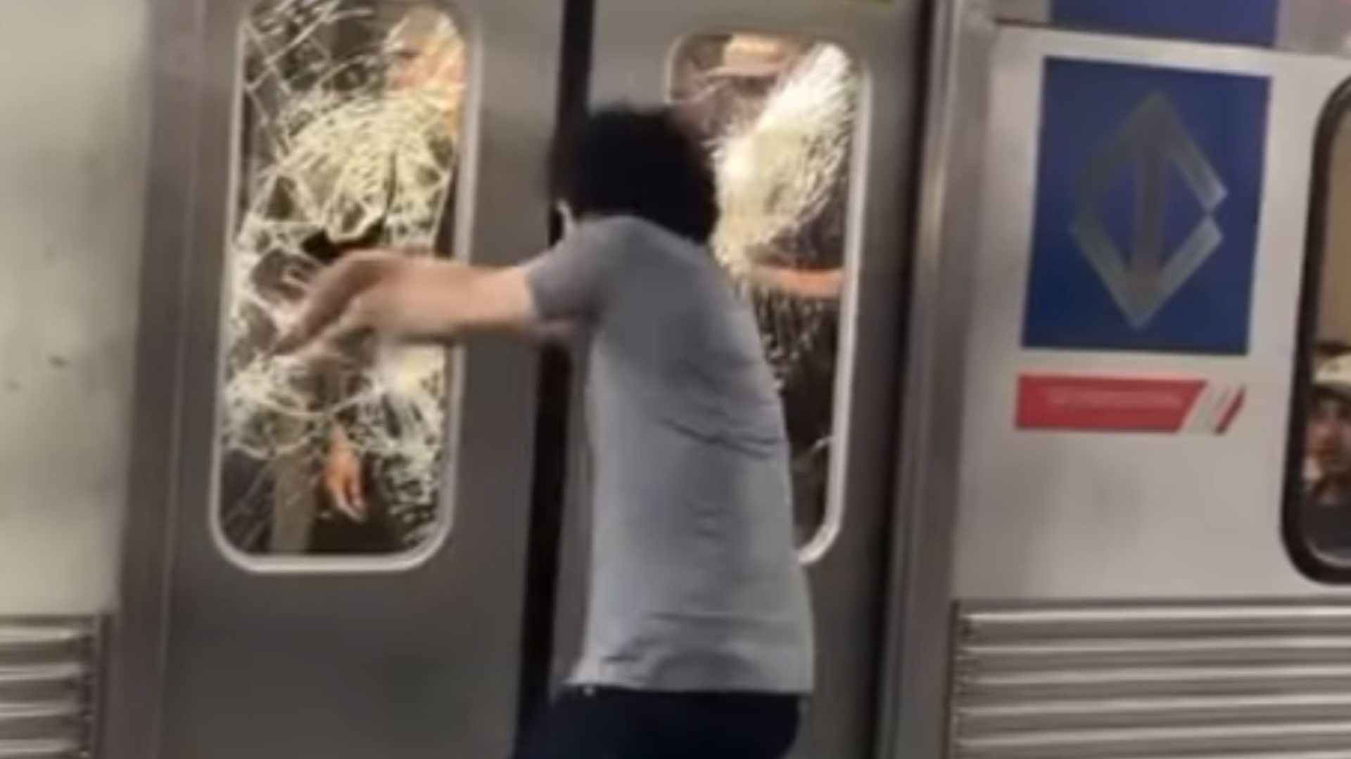 passageiro quebra janela de trem