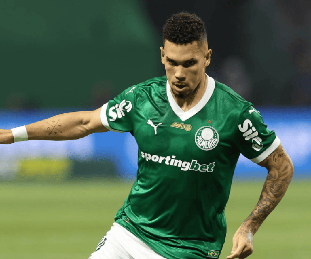 Em dezembro de 2024, o Palmeiras anunciou a contratação de Paulinho, que chegou do Atlético Mineiro e assinou contrato por cinco temporadas.
