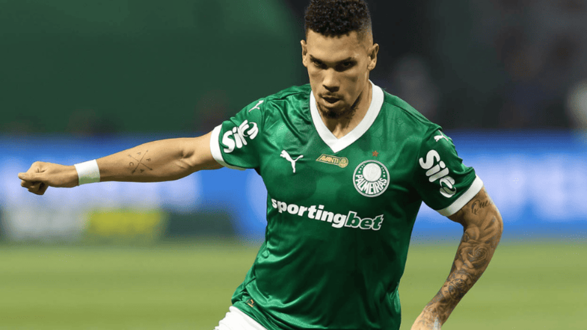 Em dezembro de 2024, o Palmeiras anunciou a contratação de Paulinho, que chegou do Atlético Mineiro e assinou contrato por cinco temporadas.