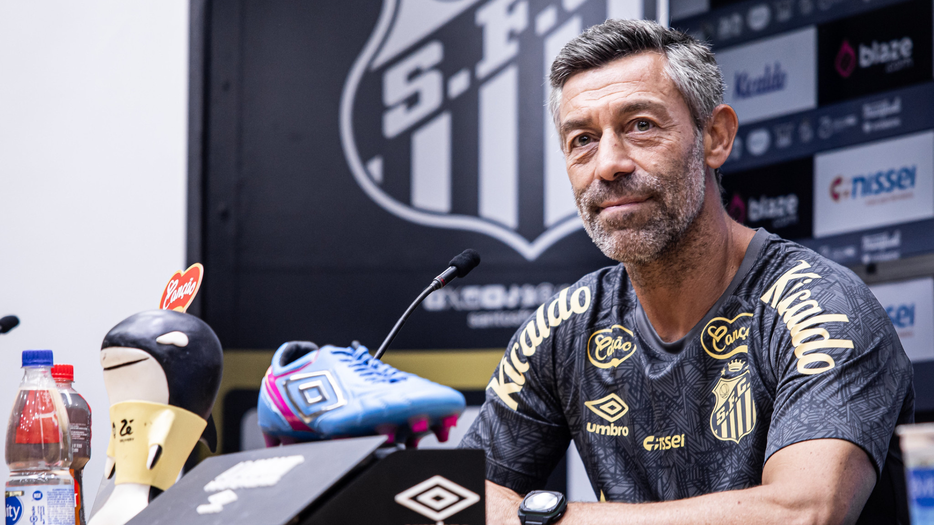 A Fifa condenou o Santos a pagar cerca de R$ 13 milhões ao técnico Pedro Caixinha, demitido em abril, e parte de sua comissão.