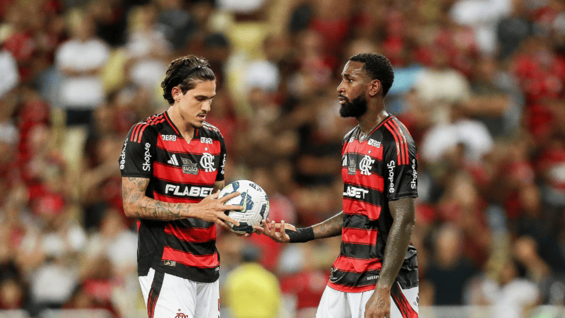 O feriado prolongado não fará com que a bola deixe de rolar nos gramados do país, e três confrontos podem mudar a classificação neste sábado.