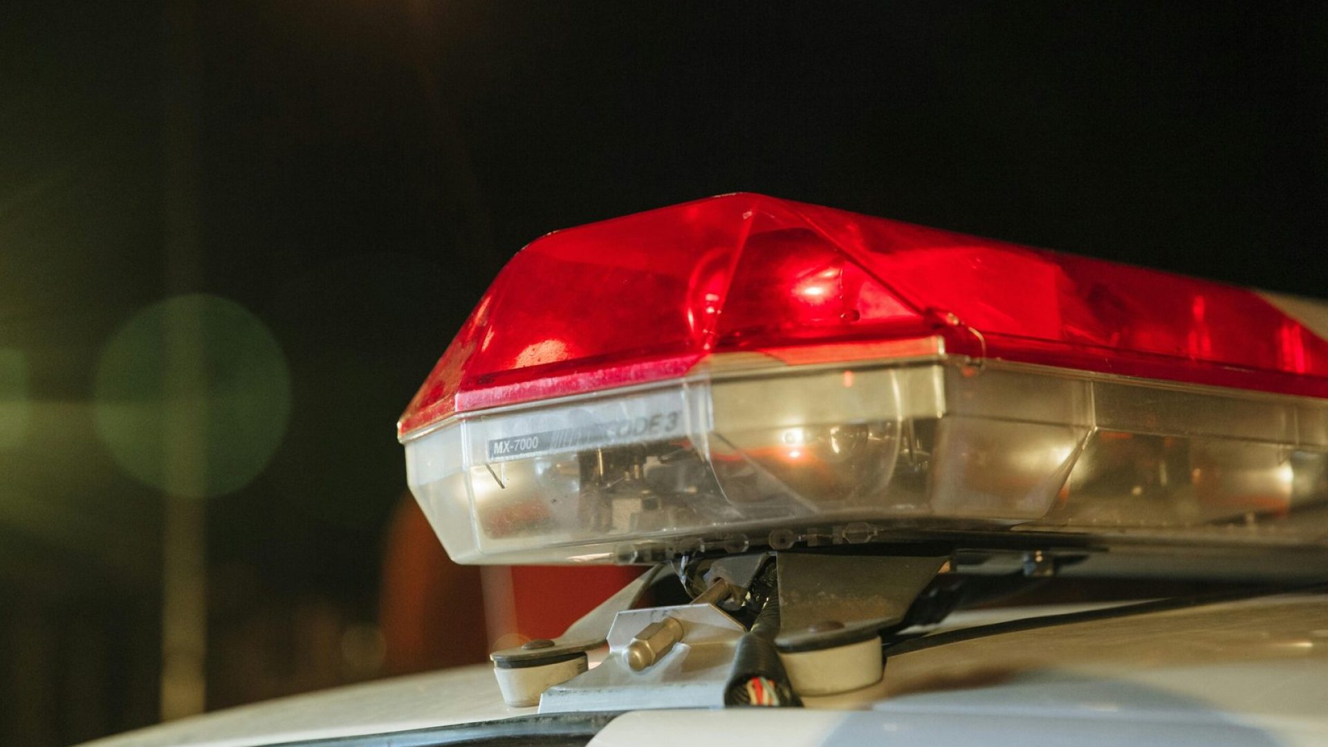 Foto de cottonbro studio: https://www.pexels.com/pt-br/foto/veiculo-carro-carro-da-policia-sirene-10466266/