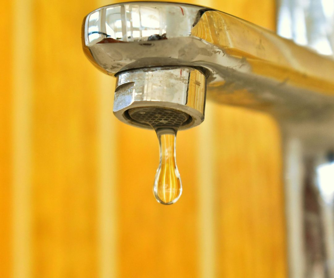 torneira como exemplo de resursos hídricos, água (Foto de Nithin PA: https://www.pexels.com/pt-br/foto/foto-de-close-up-de-gota-d-agua-2583028/)