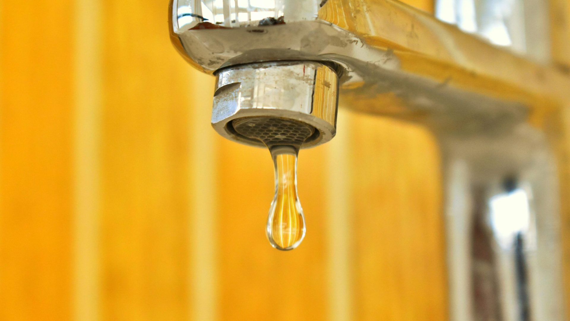 torneira como exemplo de resursos hídricos, água (Foto de Nithin PA: https://www.pexels.com/pt-br/foto/foto-de-close-up-de-gota-d-agua-2583028/)