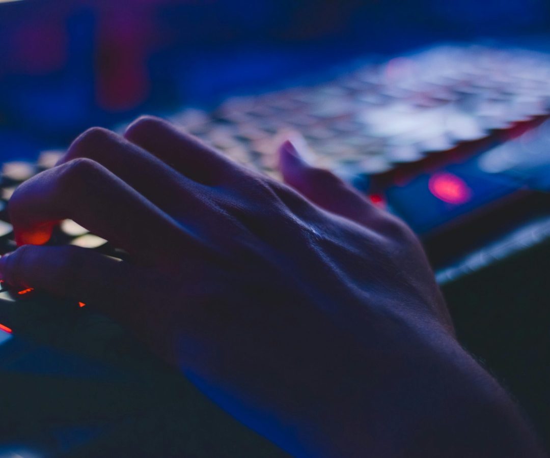 foto para ilustrar tecnologia internet computador informática crimes cibernéticos (Foto de Soumil Kumar: https://www.pexels.com/pt-br/foto/foto-de-uma-pessoa-digitando-no-teclado-do-computador-735911/)