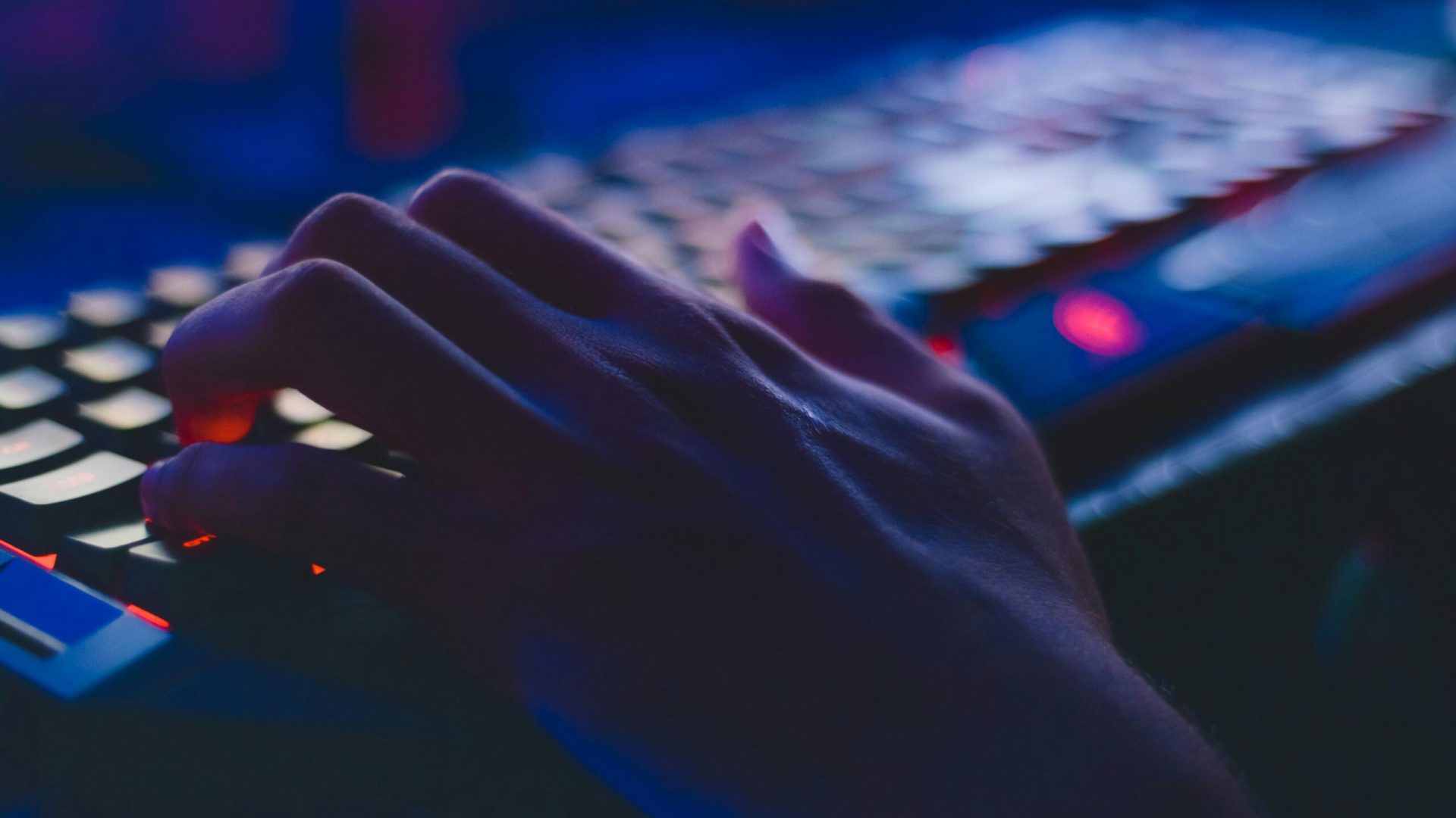 foto para ilustrar tecnologia internet computador informática crimes cibernéticos (Foto de Soumil Kumar: https://www.pexels.com/pt-br/foto/foto-de-uma-pessoa-digitando-no-teclado-do-computador-735911/)