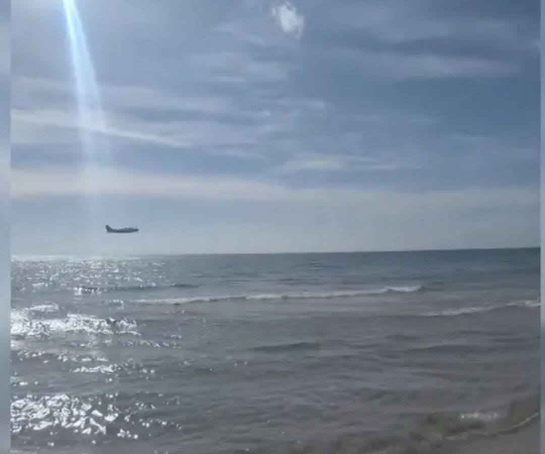 pouso forçado de avião na praia