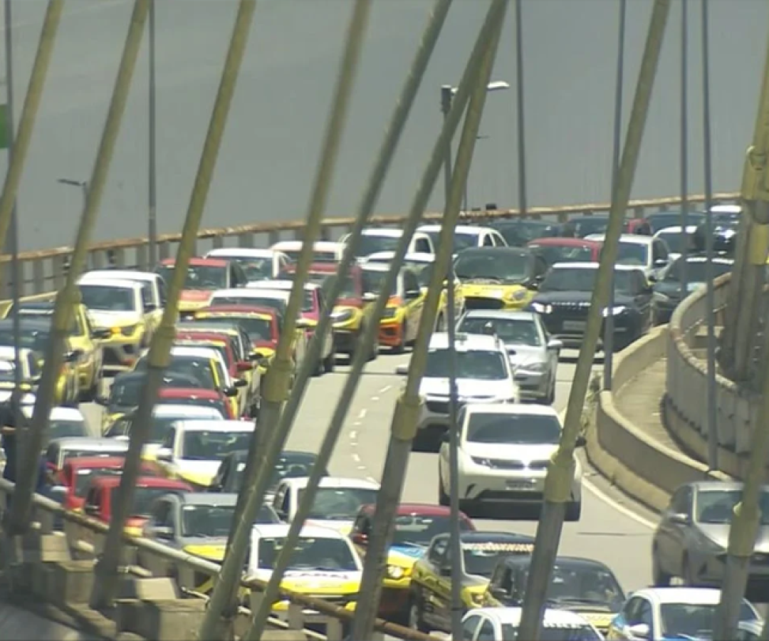 Estacionaço de carros-escola paralisa a Ponte Estaiada, em São Paulo (23/10), em protesto contra o fim da obrigatoriedade das aulas para a 1ª CNH.