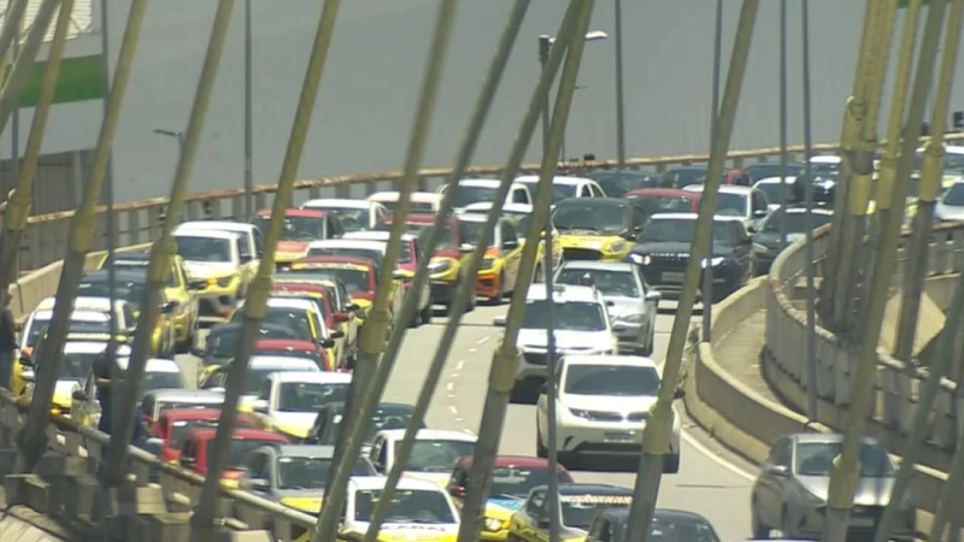 Estacionaço de carros-escola paralisa a Ponte Estaiada, em São Paulo (23/10), em protesto contra o fim da obrigatoriedade das aulas para a 1ª CNH.