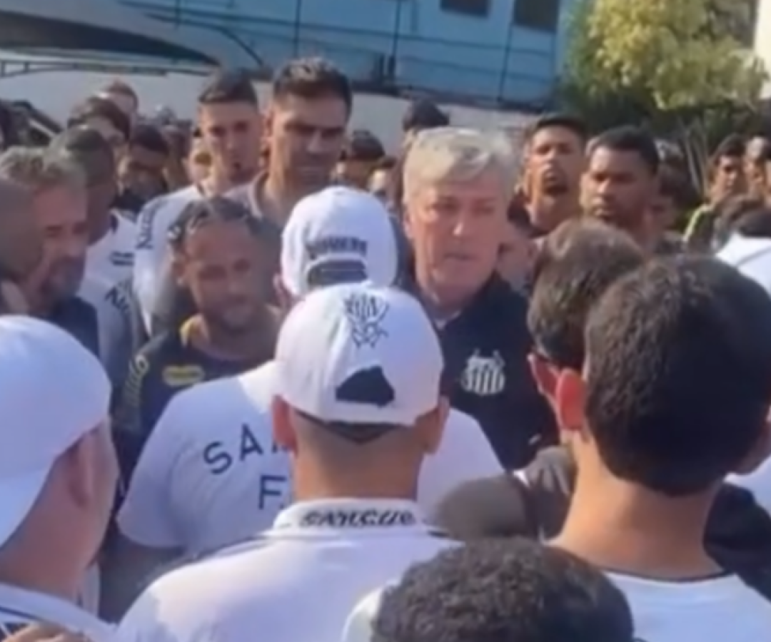 Integrantes das principais torcidas organizadas do Santos invadiram o CT Rei Pelé na tarde desta terça-feira (19), após a goleada de 6 a 0...