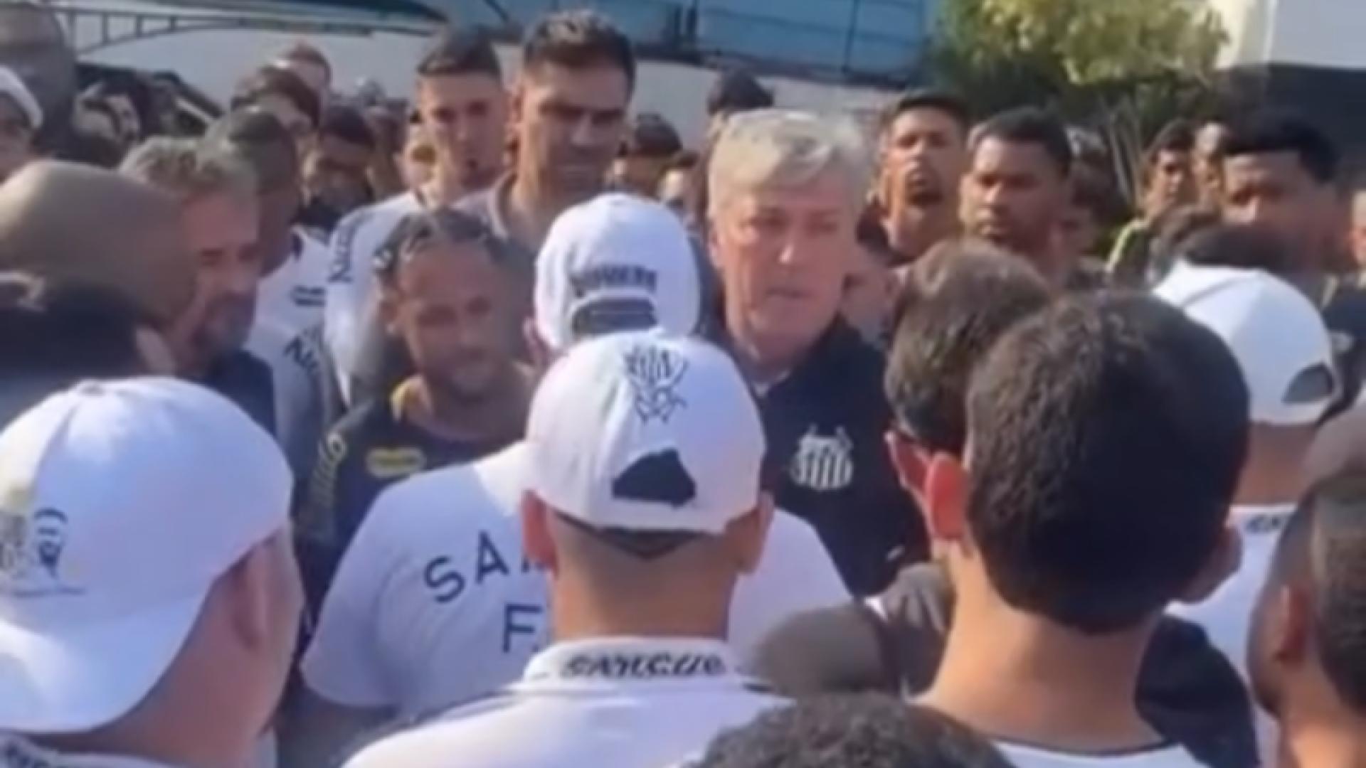 Integrantes das principais torcidas organizadas do Santos invadiram o CT Rei Pelé na tarde desta terça-feira (19), após a goleada de 6 a 0...