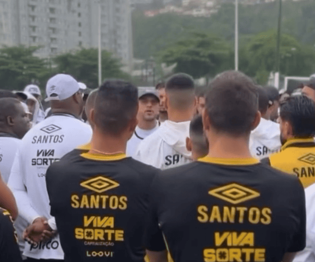Cerca de 100 torcedores invadiram as dependências do centro de treinamento para protestar contra o desempenho da equipe.