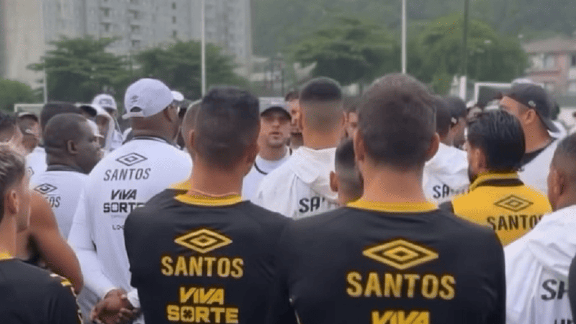 Cerca de 100 torcedores invadiram as dependências do centro de treinamento para protestar contra o desempenho da equipe.