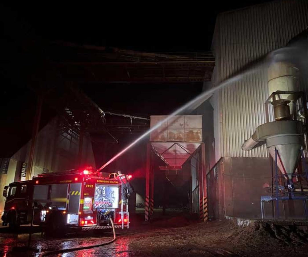 Fogo foi controlado com uso de 100 mil litros de água (foto: divulgação/Corpo de Bombeiros)